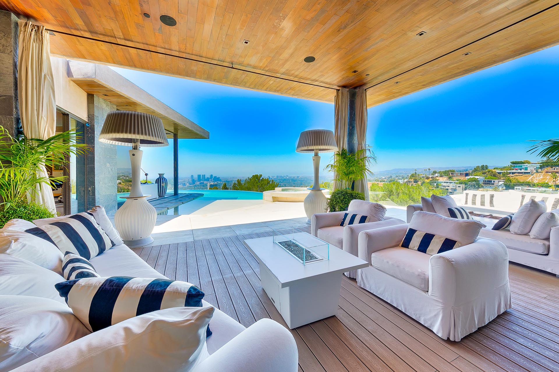 Ocean-view deck